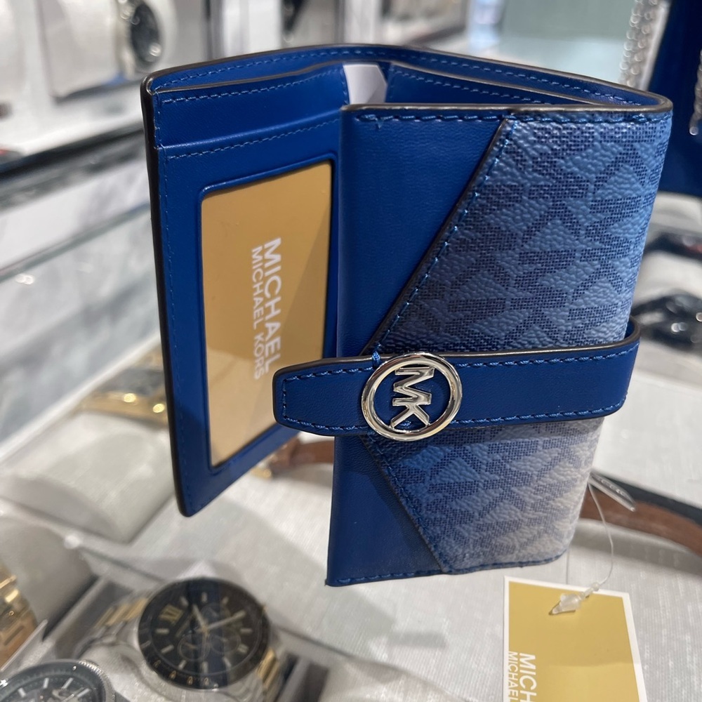 MICHAEL KORS Greenwich Med Ombré Signature Logo Tri-Fold Wallet
Galaxy Blue
NWT - Picture 9 of 16